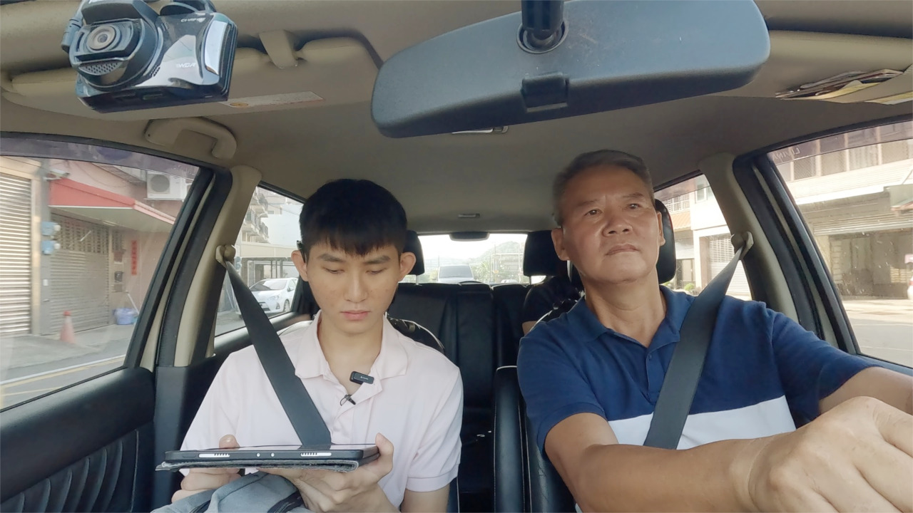 靖騰在苗栗老家時由家人接送搭車