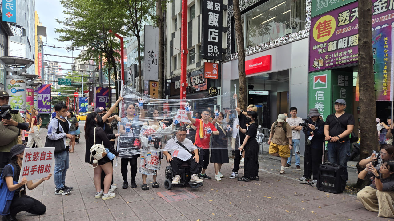 奶姬在第三屆身障者需要性的遊行除了交管外，也負責演出行動劇