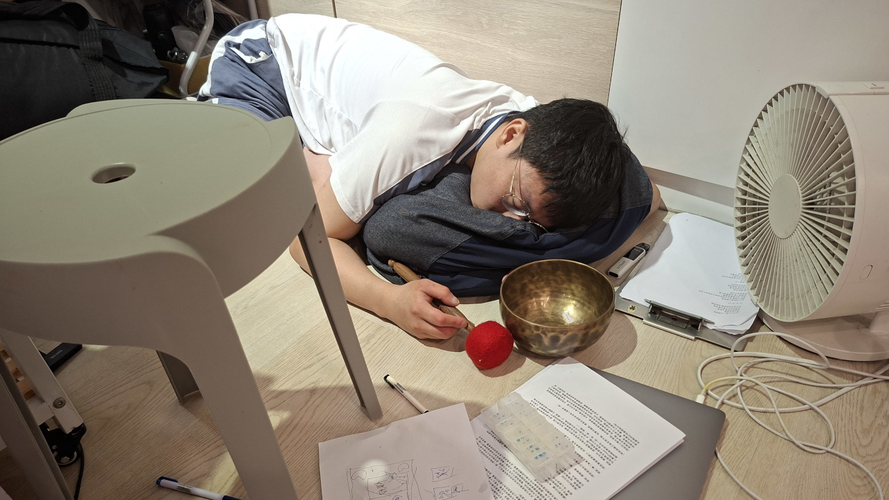 有時壓力會讓靖雁恐慌發作，靖雁敲缽讓自己靜心